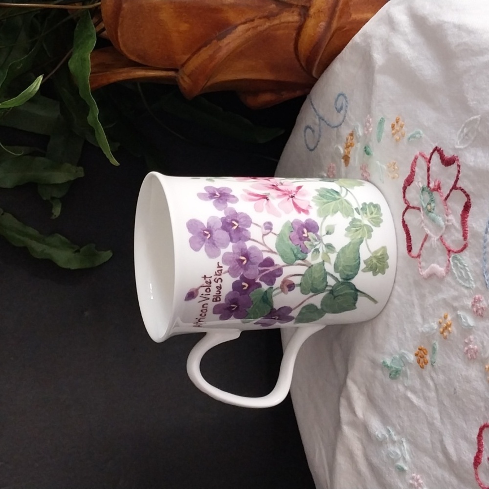 🤑🤑Vtg Roy Kirkham GARDEN FLOWERS bone china mug violets geraniums England 2001